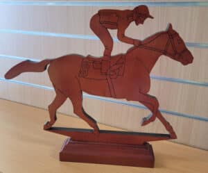 trophée en bois équitation cheval au galop